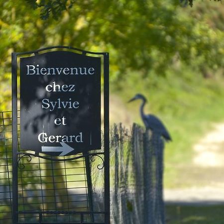 Bed and Breakfast Domaine De La Cour Sainte-Gemme-d'Andigne Екстер'єр фото