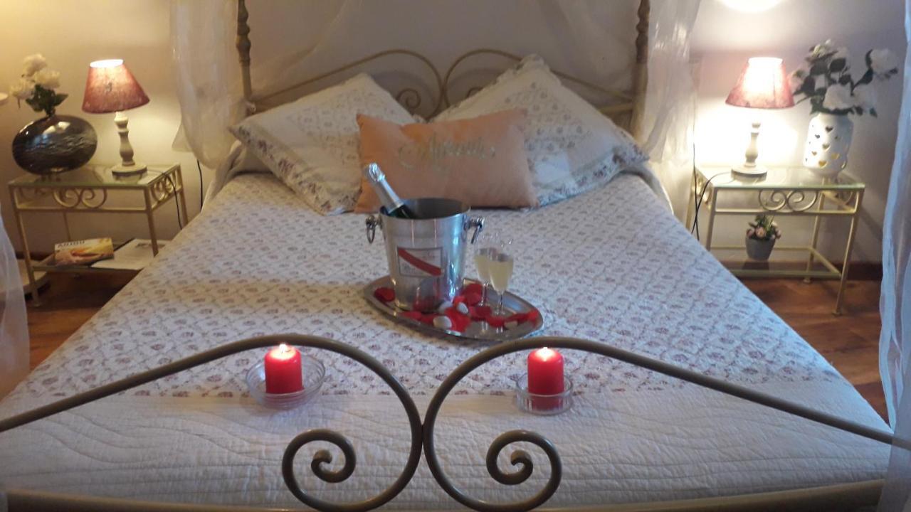 Bed and Breakfast Domaine De La Cour Sainte-Gemme-d'Andigne Екстер'єр фото