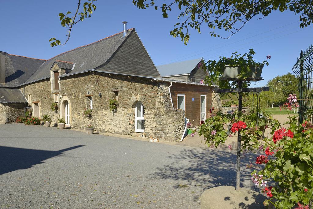 Bed and Breakfast Domaine De La Cour Sainte-Gemme-d'Andigne Екстер'єр фото