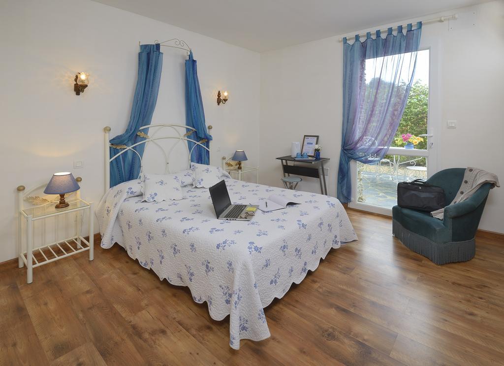 Bed and Breakfast Domaine De La Cour Sainte-Gemme-d'Andigne Екстер'єр фото